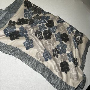 Zelly Pashmina style cashmere / cotton blend scarf in a blue floral print, Chic